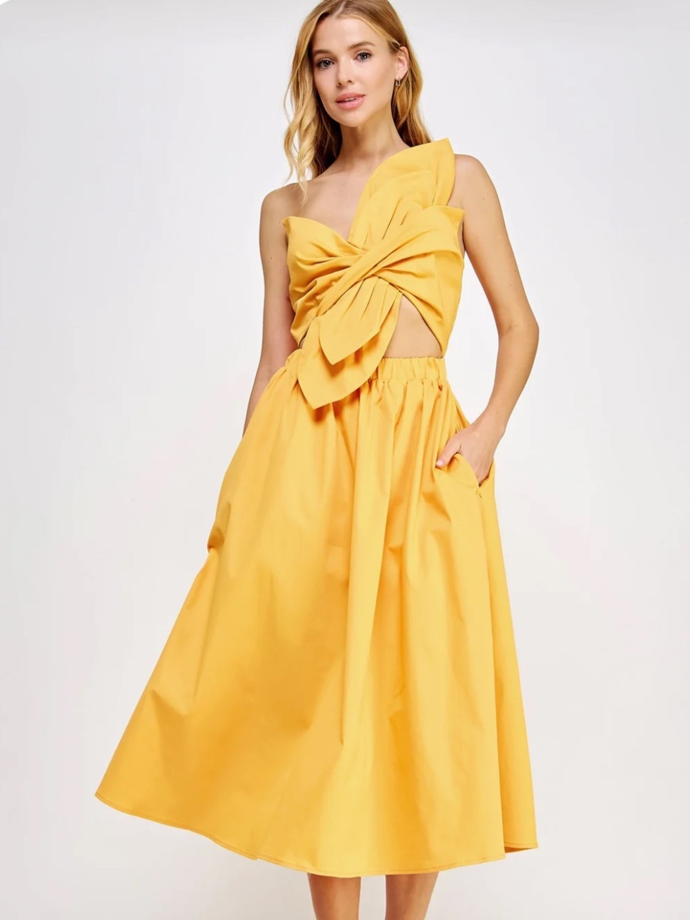 Strut & Bolt Knotted Flower Bow
Midi Dress in Tangerine NWT Size Small